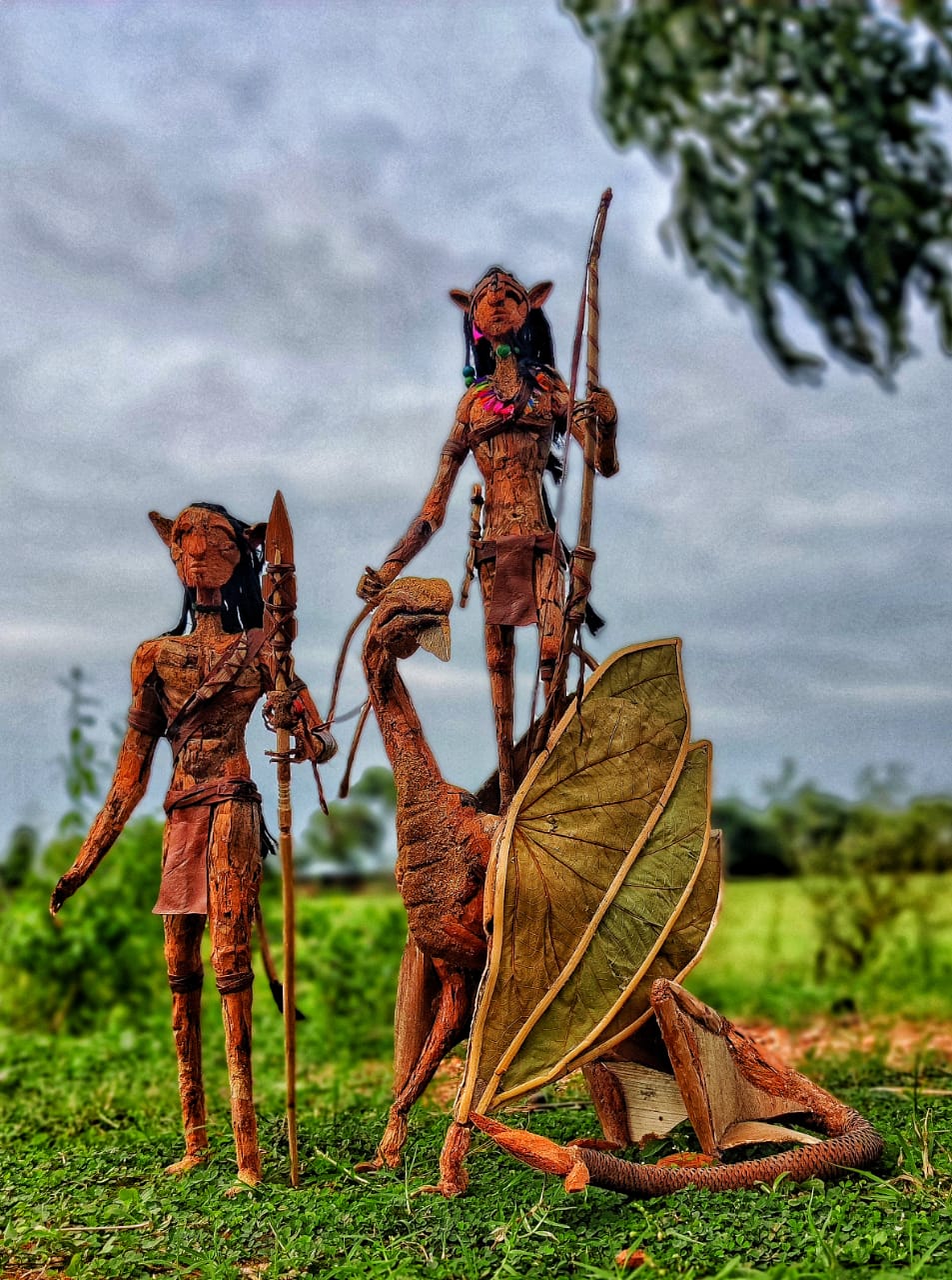  கிராமப்புறத்தில் கிடைக்க கூடிய  வீணாகும் சுரக்காய் குடுவை, தென்னை, பனை மற்றும் வாழை மரங்களின் உலர்ந்த இலை, பூ, மட்டைகளை கொண்டு கண்கவர் கலை படைப்புகளை மாணவர்கள் உருவாக்கி வருகின்றனர்.