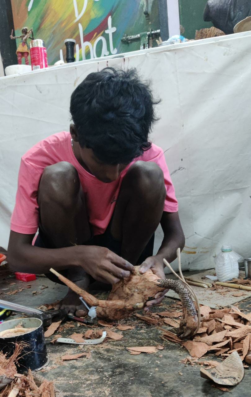  பல கோடி ரூபாய் செலவில் கிராபிக்ஸ் மூலம் உருவாக்கப்பட்ட அவதார் பட நாயகர்களை கிராமத்து தெருக்கோடிகளில் கிடைக்கும் பயனற்ற பொருட்களை கொண்டு இவர்கள் தத்ரூபமாக படைத்துள்ளனர்.