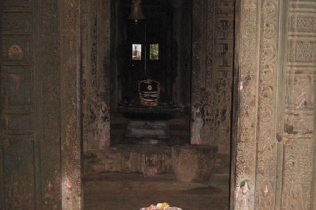  இந்த திருவக்கரை சிவன் கோவில் திஞனசம்பந்தர், திருநாவுக்கரசர், கபிலதேவ நாயனார், பெரிய புராணம் அருளிய சேக்கிழார் உள்ளிட்டோர் வழிபட்ட தலமாகும். வக்கிரன் வழிபட்ட தலம் என்று தல புராணம் கூறுகிறது. திஞனசம்பந்தர் பாடல் பெற்ற தலமாவும் திகழ்கிறது.