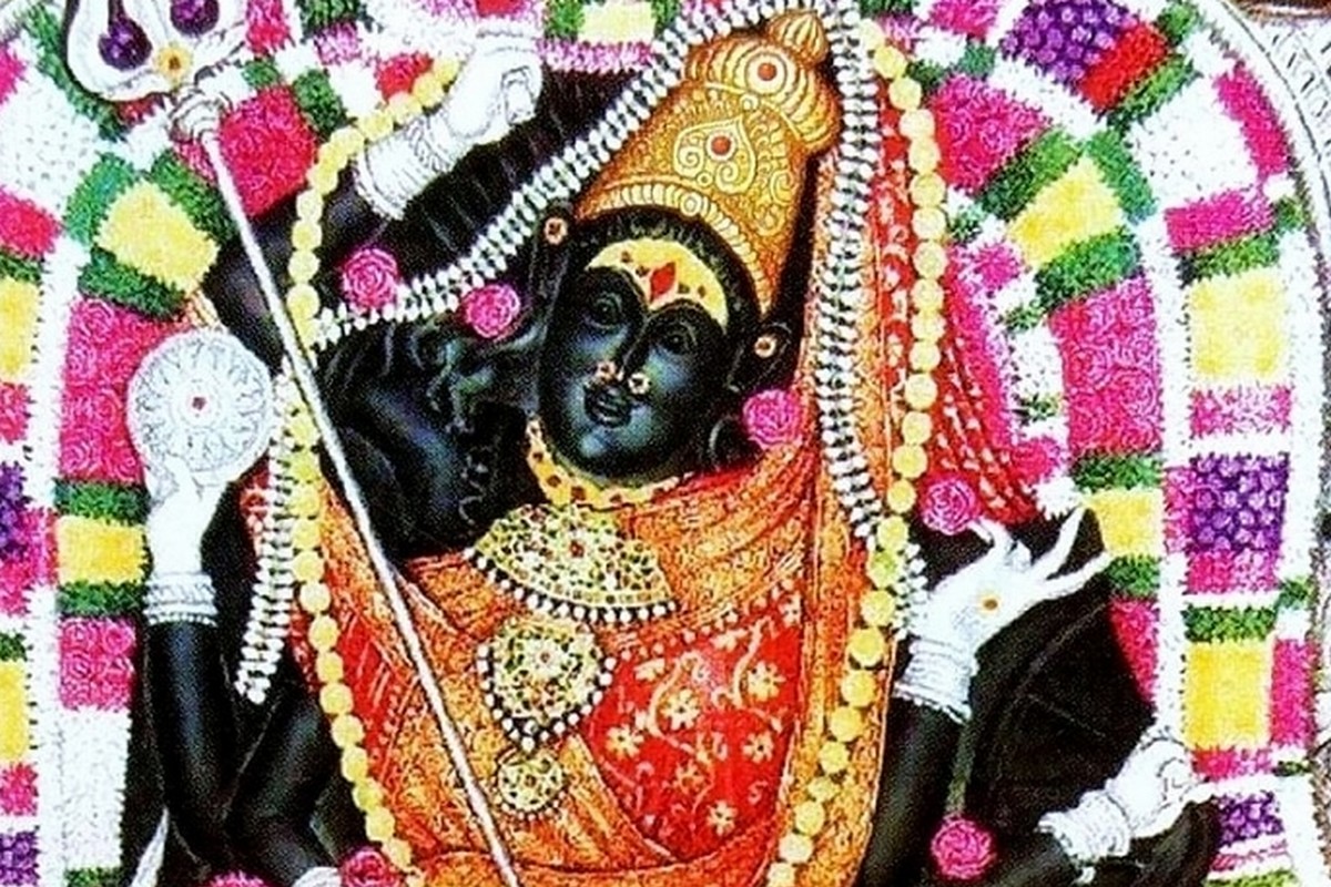  கோவிலின் ராஜகோபுரத்திற்கு இடப்பக்கம் “வக்கிரகாளி” அம்மன் அழகு மிக்க தோற்றத்துடன் காட்சியளிக்கிறார். ஒவ்வொரு பௌர்ணமிக்கும் அம்பாளுக்கு விசேஷமாக நாளாக கருதப்பட்டு பக்தர்கள் வழிபடுகின்றனர்.