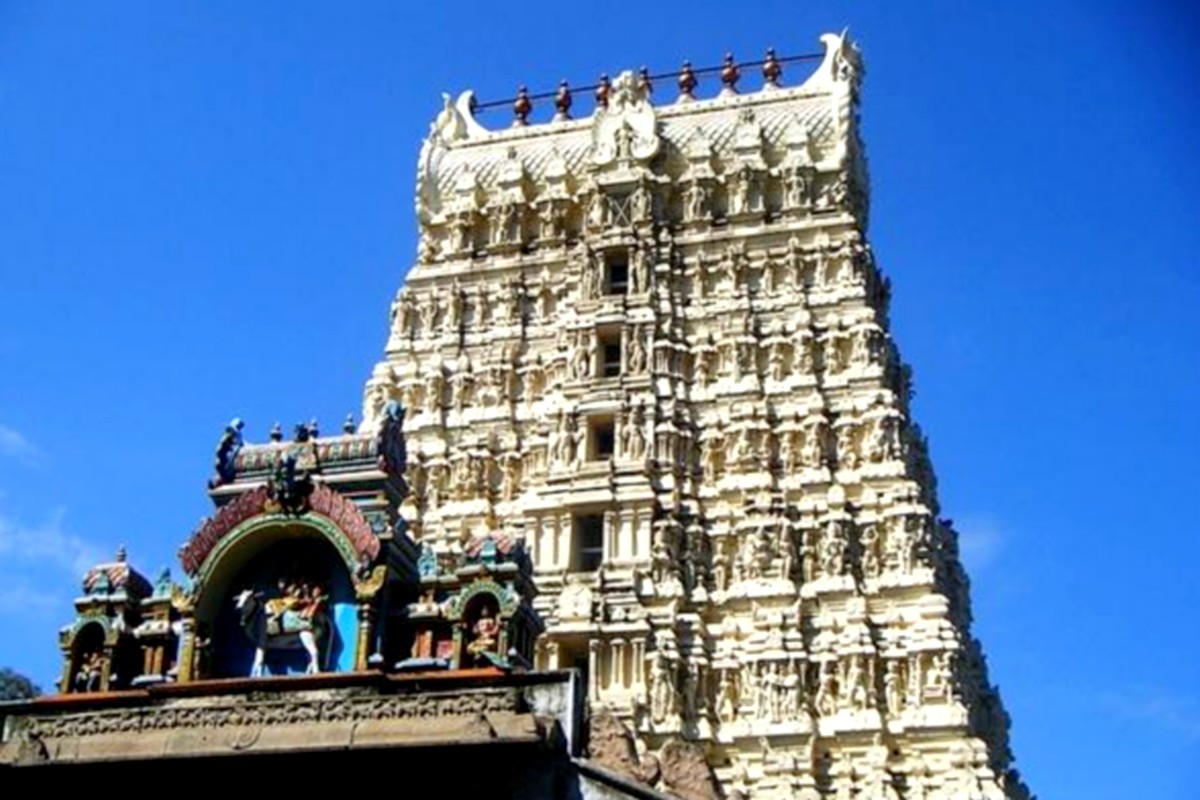  குண்டலினி முனிவர் வம்சத்தில் வந்த வக்கிராசுரன் இப்பகுதியை ஆண்டதாகவும், அவரை அழிக்க, காளி இறைவனை (சந்திரசேகரரை) வழிபட்டு அவனுடன் போர்புரிந்து வெற்றி பெற்றதாகவும் தலபுராணம் கூறுகின்றது.