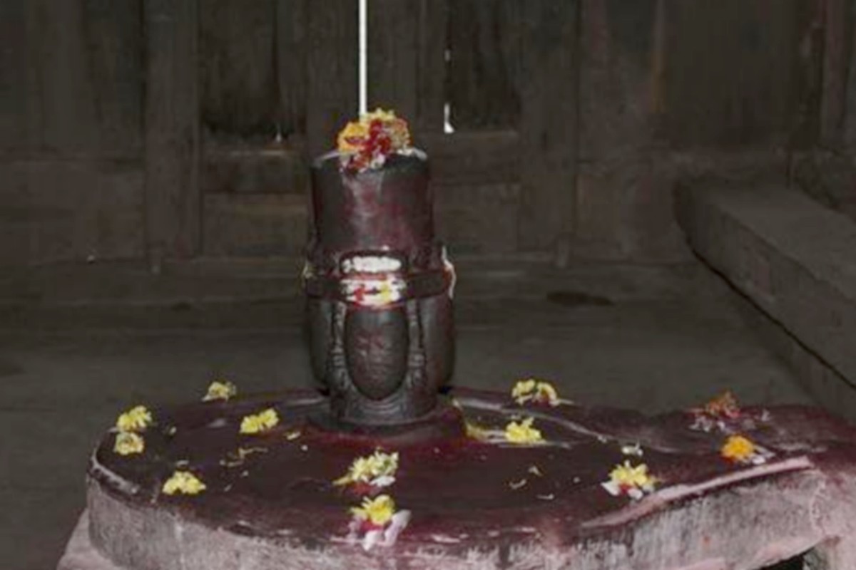  இங்குள்ள சிவலிங்கம் கிழக்கு, தெற்கு மற்றும் வடக்கு ஆகிய திசைகளில் முகமுடைய மும்முக லிங்கமாகும். இறைவன் சந்திரசேகரன். அன்னை வடிவாம்பிகை. இந்த கோவிலில் பெருமாள் சந்நிதியும் உள்ளது.