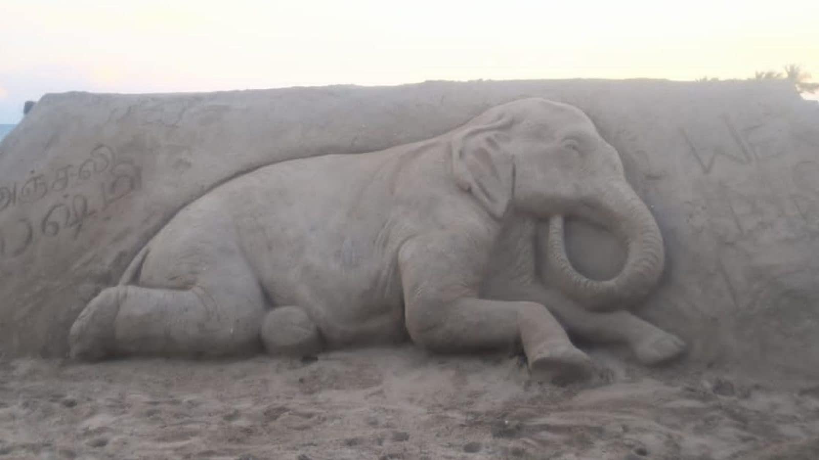 லட்சுமி யானைக்கு புதுச்சேரி மெரினா கடற்கரையில் மணல் சிற்பம்... புகைப்படத்தொகுப்பு