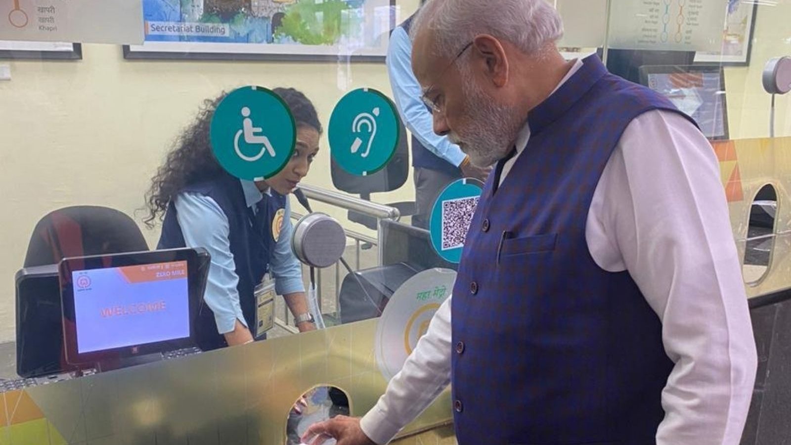 நாக்பூர் மெட்ரோவில் டிக்கெட் எடுத்து பயணித்த பிரதமர் மோடி