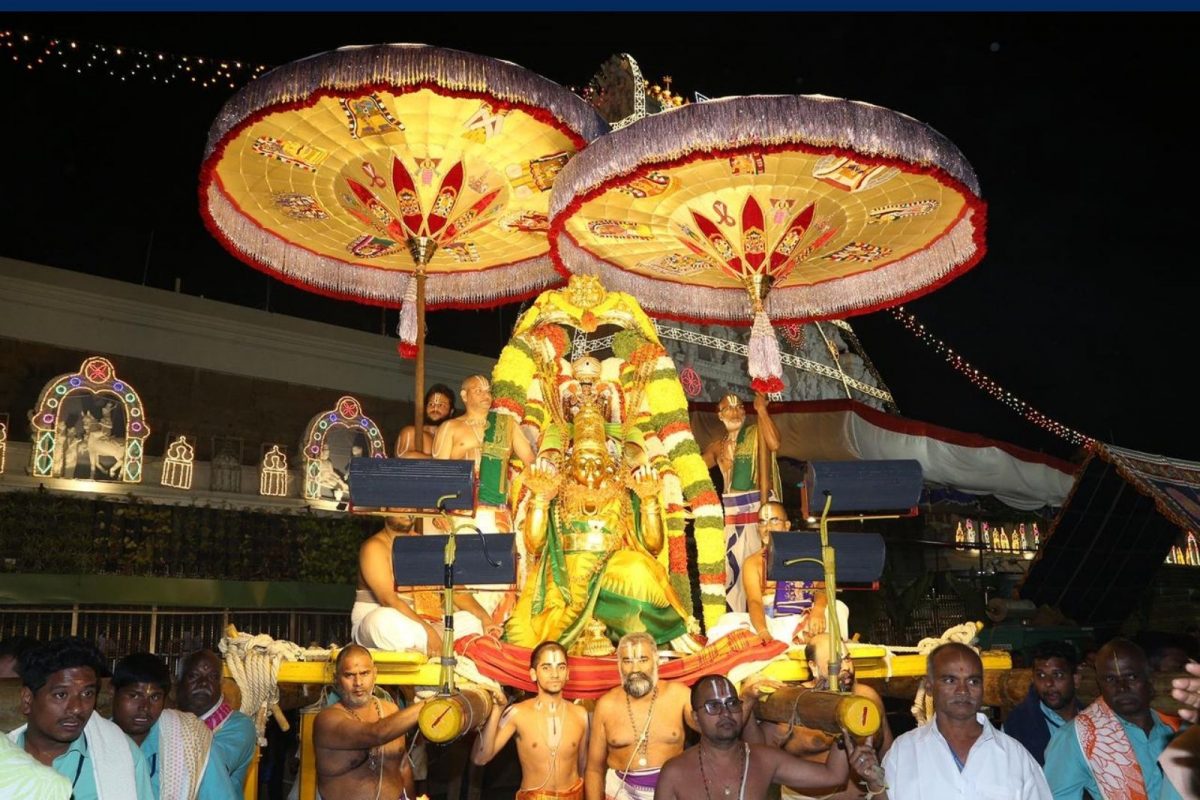 திருப்பதியில் கருட வாகனத்தில் உலா வந்த மலையப்ப சுவாமி..