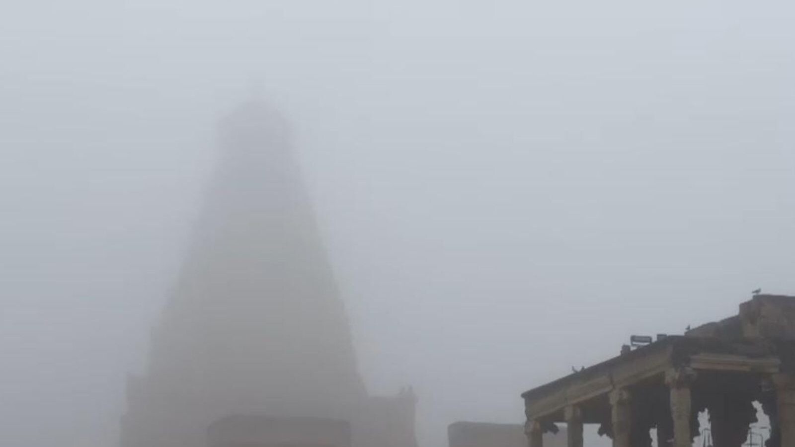 பனிப்பொழிவுடன் தஞ்சை பெருவுடையார் கோவில்.. போட்டோஸ்