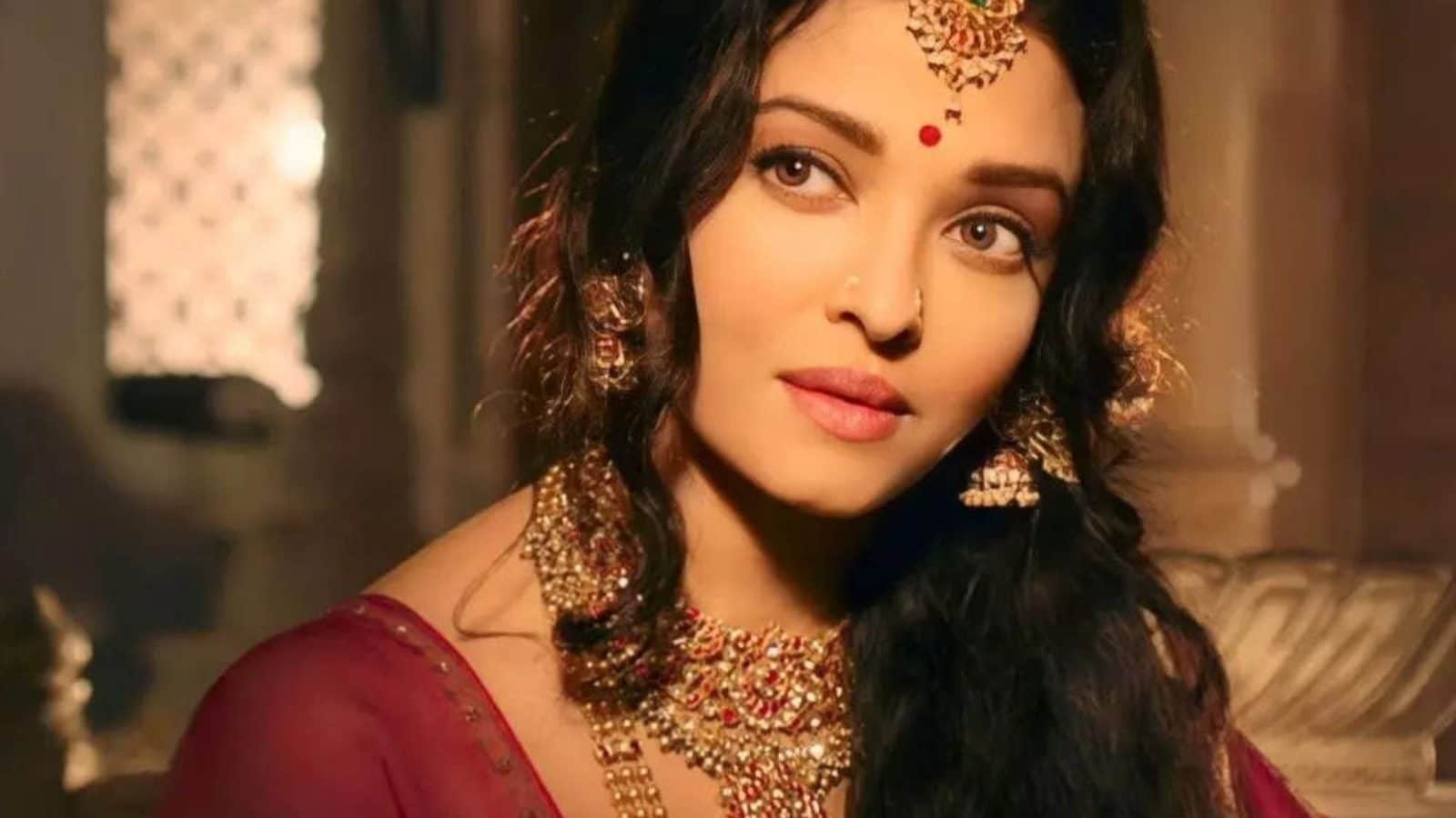 ஒரு நியாயம் வேணாமா? ஐஸ்வர்யாராயின் பெயரில் போலி பாஸ்போர்ட் -  வசமாக சிக்கிய நபர்கள்