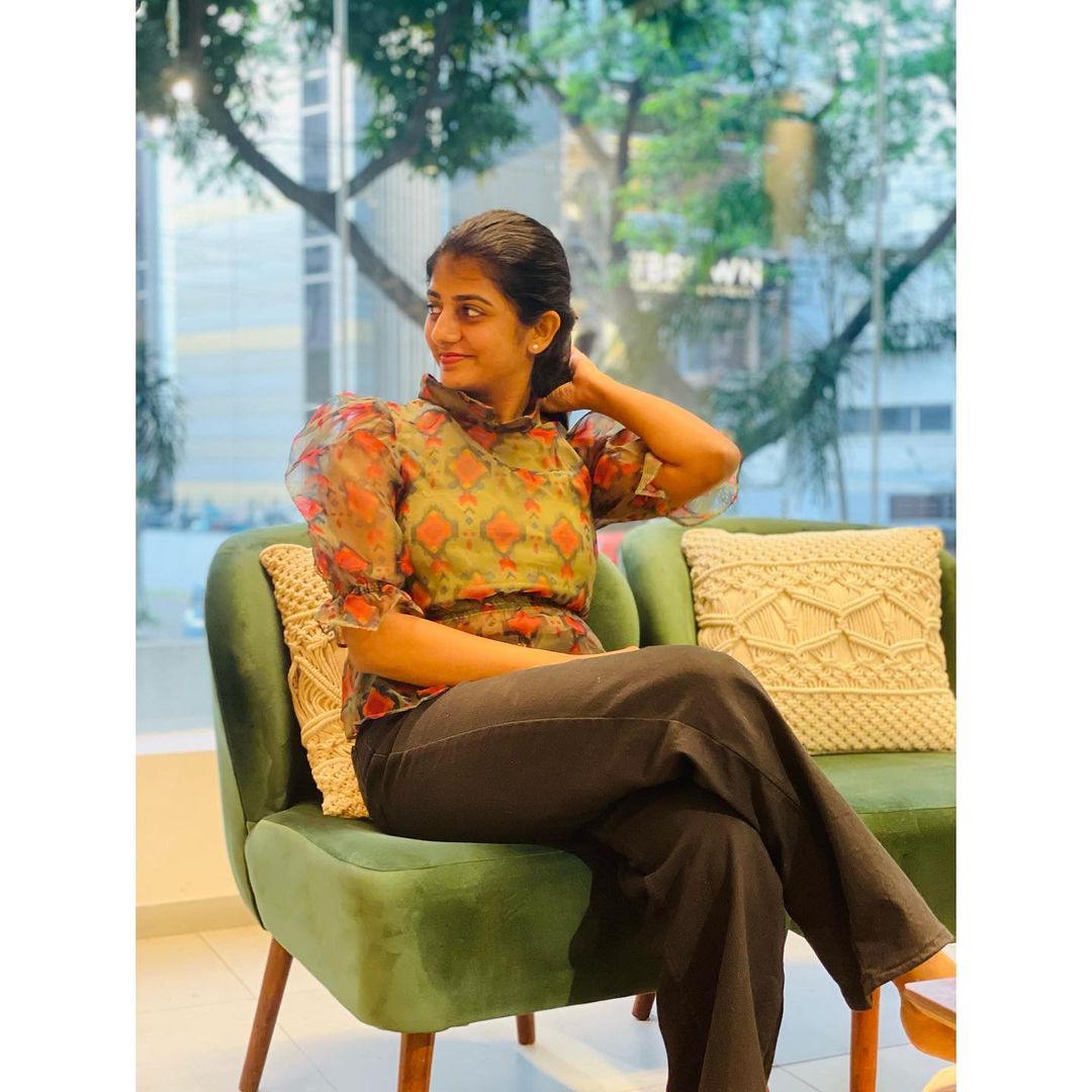  'ஈரமான ரோஜாவே 2' சீரியலில் காவியா கதாபாத்திரத்தில் கேப்ரியெல்லா நடித்து வருகிறார்.