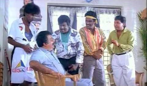  அந்த நேரம் கமல் அவரிடம், என்னுடைய அடுத்தப் படத்தில் ஒரு வேடத்தில் நடிக்க அழைக்கிறேன் என்று கூறியிருக்கிறார். இது போல் பெரிய நடிகர்கள் சிறிய வளர்ந்து வரும் நடிகர்களிடம் கூறுவது சாதாரணம். அது அப்போதைய பழக்கத்திற்காக சொல்லப்படுவது. படபிடிப்பு முடிந்து காரில் ஏறியதும் அதனை மறந்து விடுவது தான் வழக்கம். சம்பந்தப்பட்ட சிறிய  நடிகருக்கும் இது சம்பிரதாயமாக சொல்லப்படுவது என்பது தெரியும். வடிவேலும் அப்படித்தான் நினைத்திருந்தார்.
