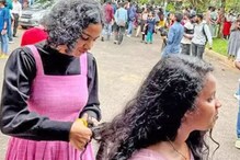 தலை முடிகளை வெட்டி கல்லூரி மாணவிகள் போராட்டம்!