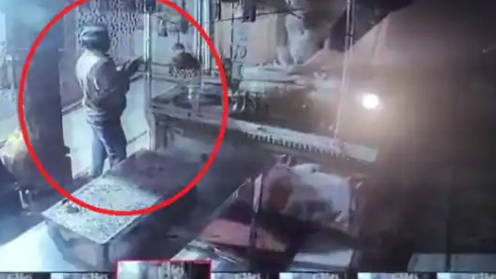 பக்தி பரவசம்.. கோயிலில் திருடும்முன் மனமுருகி கடவுளை வேண்டிய திருடன்.. வைரல் சிசிடிவி வீடியோ!