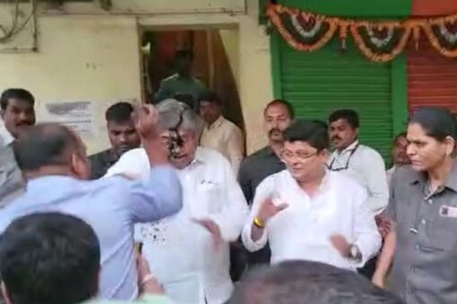 அமைச்சர் மீது மை வீச்சு தாக்குல் 