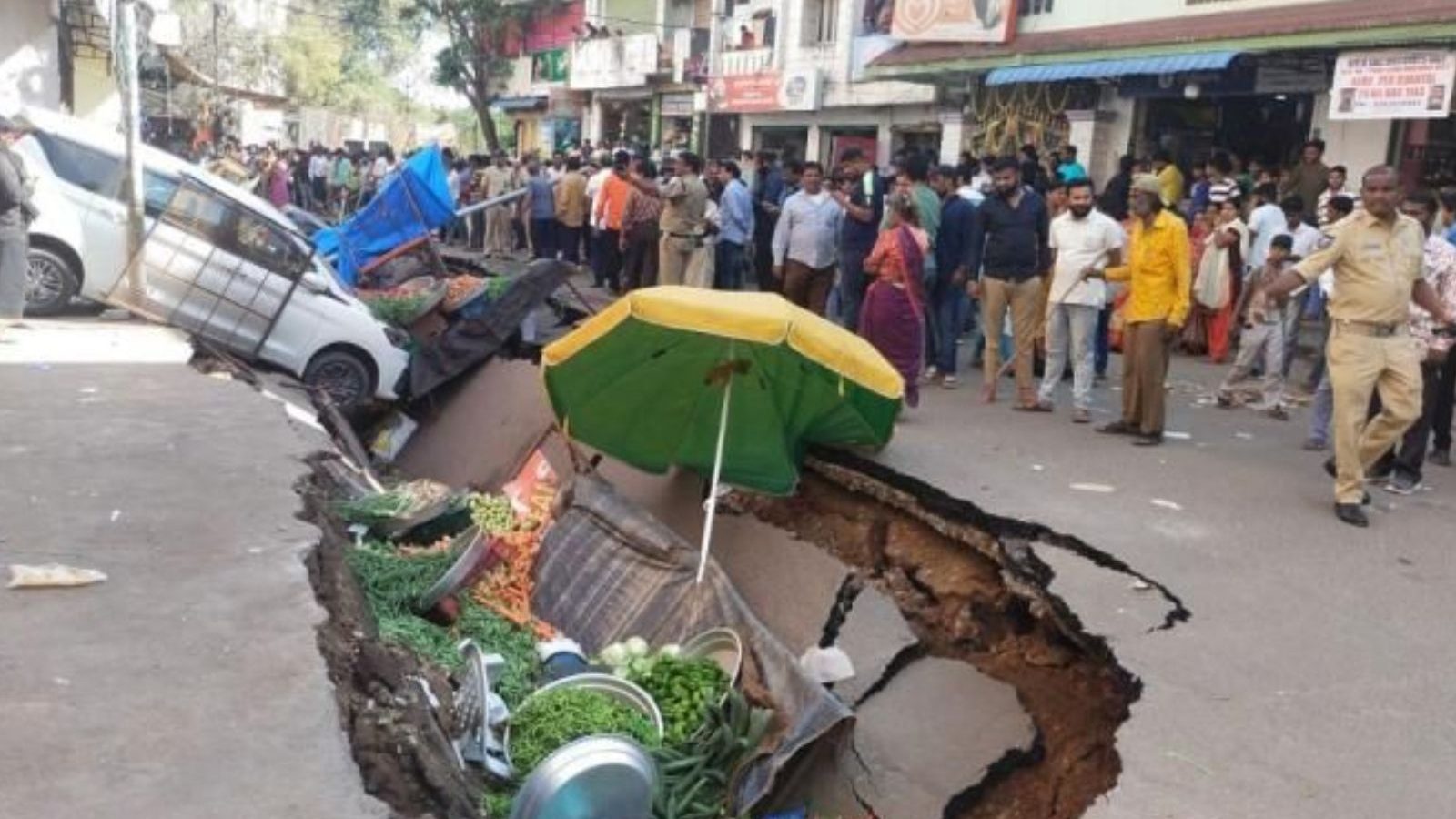 சாலையில் 100 மீட்டர் துரத்திற்கு தோன்றிய திடீர் பள்ளம்.. வைரலாகும் வீடியோ