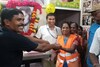 சில்க் சுமிதா பிறந்தநாளை கொண்டாடிய டீ கடை உரிமையாளர்