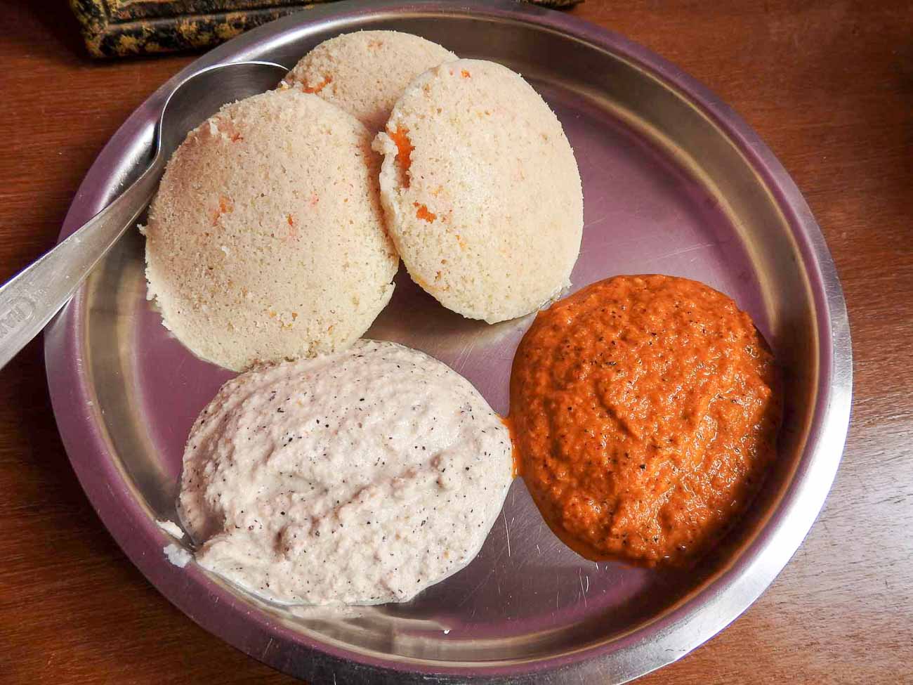 இட்லி, வடை , சாம்பார்.. இந்த காம்பினேஷன்தான் தென்னிந்திய உணவின் பெஸ்ட் காலை உணவு. அது வெறும் உணவு மட்டுமல்ல.. உணர்வு என்பார்கள் உணவுக் காதலர்கள். அதேபோல் தென்னிந்தியாவை சுற்றிப் பார்க்க வருவோரும் இட்லி சாம்பார் காம்போவை நிச்சயம் சுவைப்பார்கள். ஆனால் ஆவியில் வேக வைத்து எடுக்கப்படும் இட்லி வெறும் சுவை மட்டுமல்ல.. அதில் நன்மைகளும் அடங்கியுள்ளன. அவை என்னென்ன பார்க்கலாம்.
