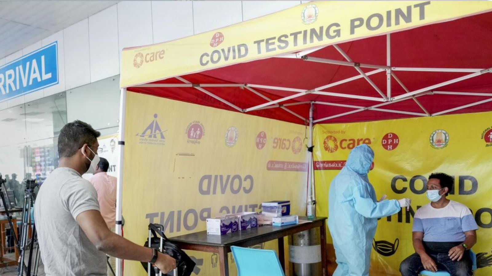 துபாயிலிருந்து சென்னை வந்த இருவருக்கு கொரோனா..  தீவிர பரிசோதனையில் மருத்துவத்துறை!