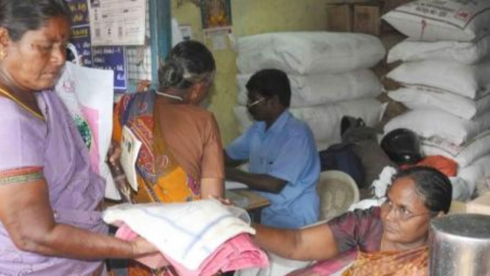 பொங்கலுக்கு இலவச வேட்டி சேலை கிடைப்பதில் சிக்கல்? காரணம் என்ன?