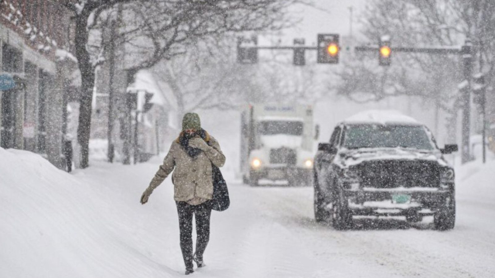 அமெரிக்காவை வாட்டிவதைக்கும் பனிப்புயல்... 31 பேர் பலி : புத்தாண்டு கொண்டாட்டங்கள் முடக்கம்!