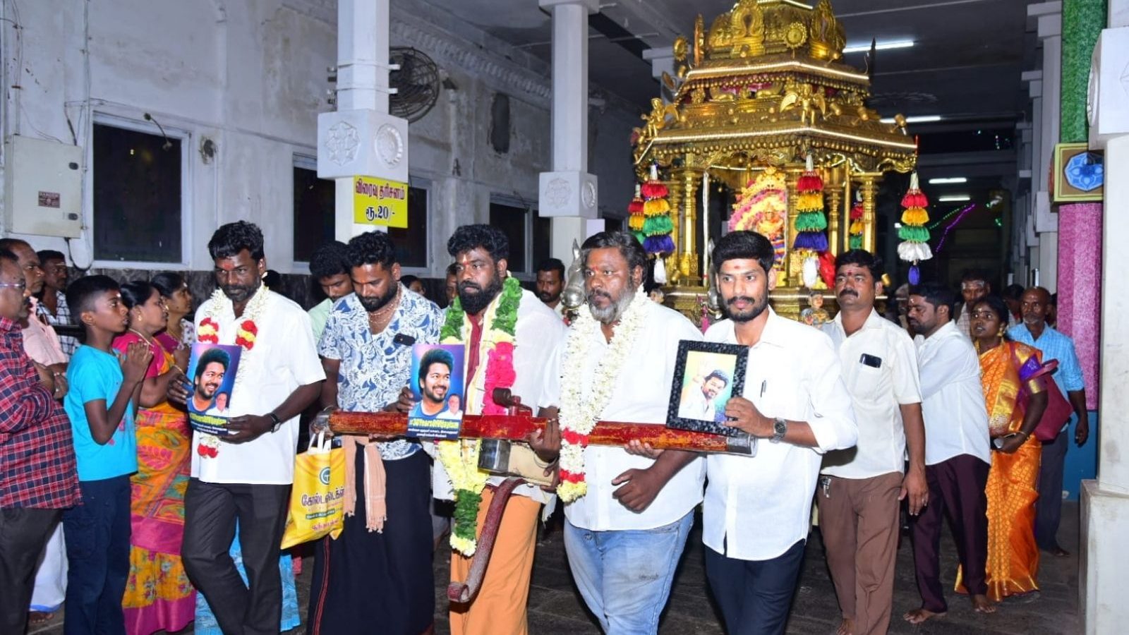 ''விஜய் அரசியலுக்கு வர வேண்டும்..'' தங்கத் தேர் இழுத்து வழிபாடு நடத்திய ரசிகர்கள்!