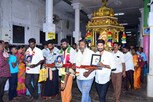 நடிகர் விஜய் அரசியலுக்கு வர ரசிகர்கள் தங்க தேர் இழுத்து வழிபாடு