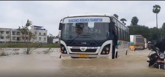  திருவள்ளூர் மாவட்டம் போளிவாக்கம் கிராமத்தில் பெய்த கனமழையால் திருவள்ளூர் - ஸ்ரீபெரும்புதூர் நெடுஞ்சாலையில் உள்ள தரைப்பாலம் வெள்ளநீரில் மூழ்கியது. 
