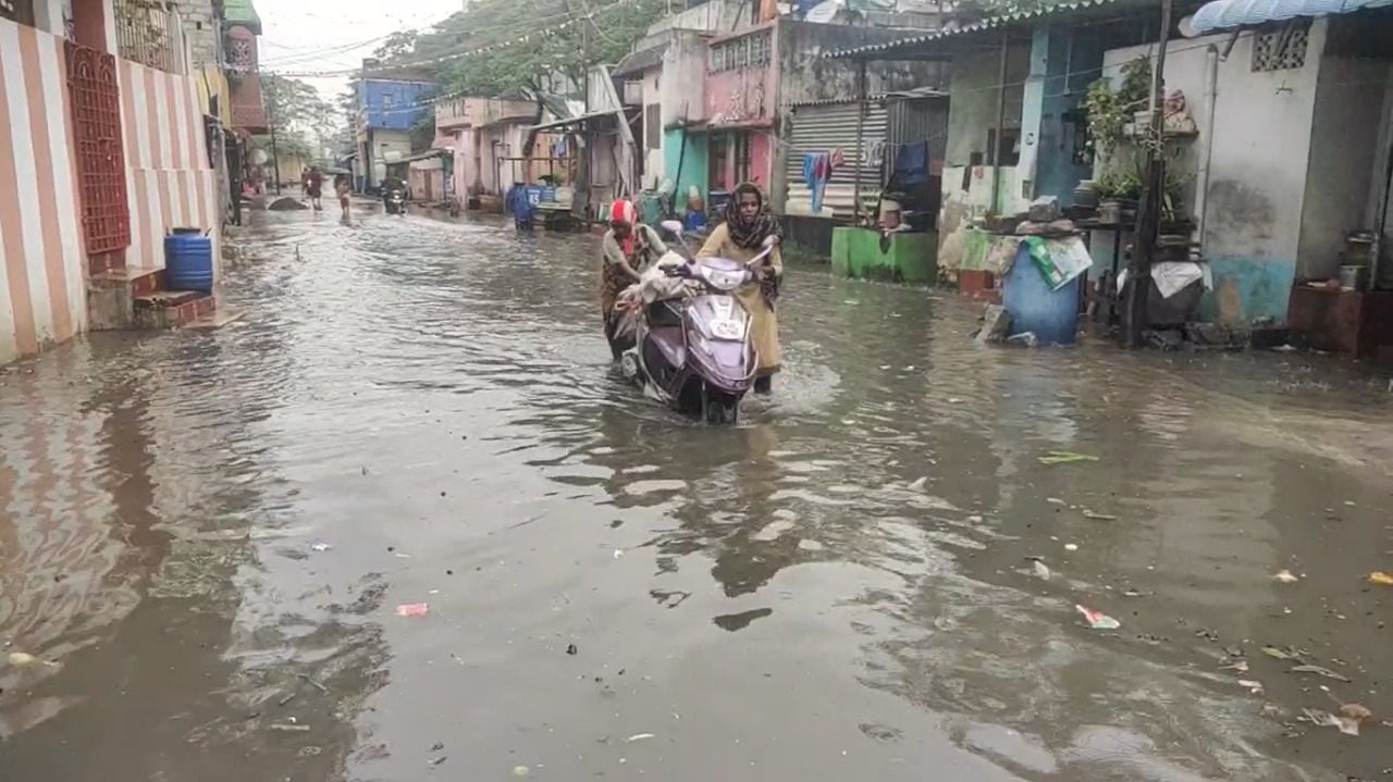  வேலூர் மாவட்டத்தில் தொடர் மழை காரணமாக கன்சால் பேட்டை பகுதியில் குடியிருப்பு பகுதியில் கழிவு நீருடன் மழைநீர் புகுந்ததால் பொதுமக்கள் இயல்பு வாழ்க்கை முற்றிலும் பாதிக்கப்பட்டுள்ளது.
