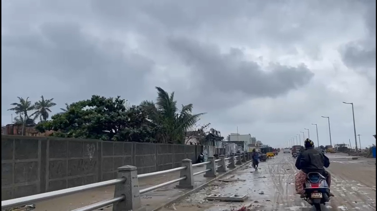  மேலும், பட்டினம்பாக்கம் கடற்கரையில் புயல் காற்றின் வேகத்தில் சாலையோரத்தில் மணல் திட்டுக்கள் குவிந்து கிடக்கிறது.