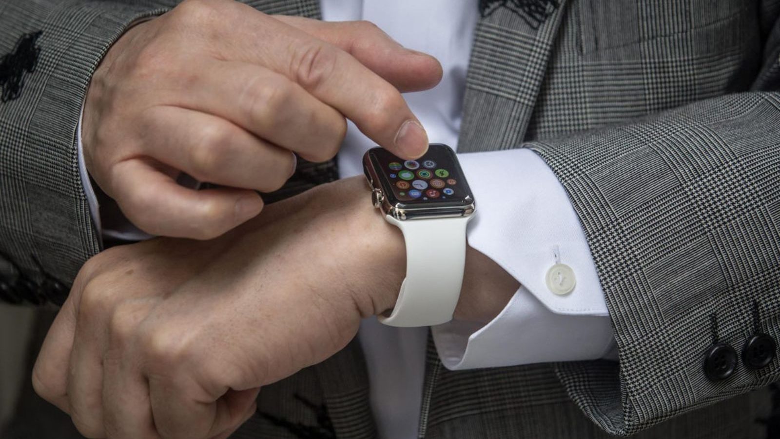 நிறப்பாகுபாடுடன் செயல்படும் வாட்ச் சென்சார்- ஆப்பிள் நிறுவனத்திற்கு எதிராக வழக்கு!