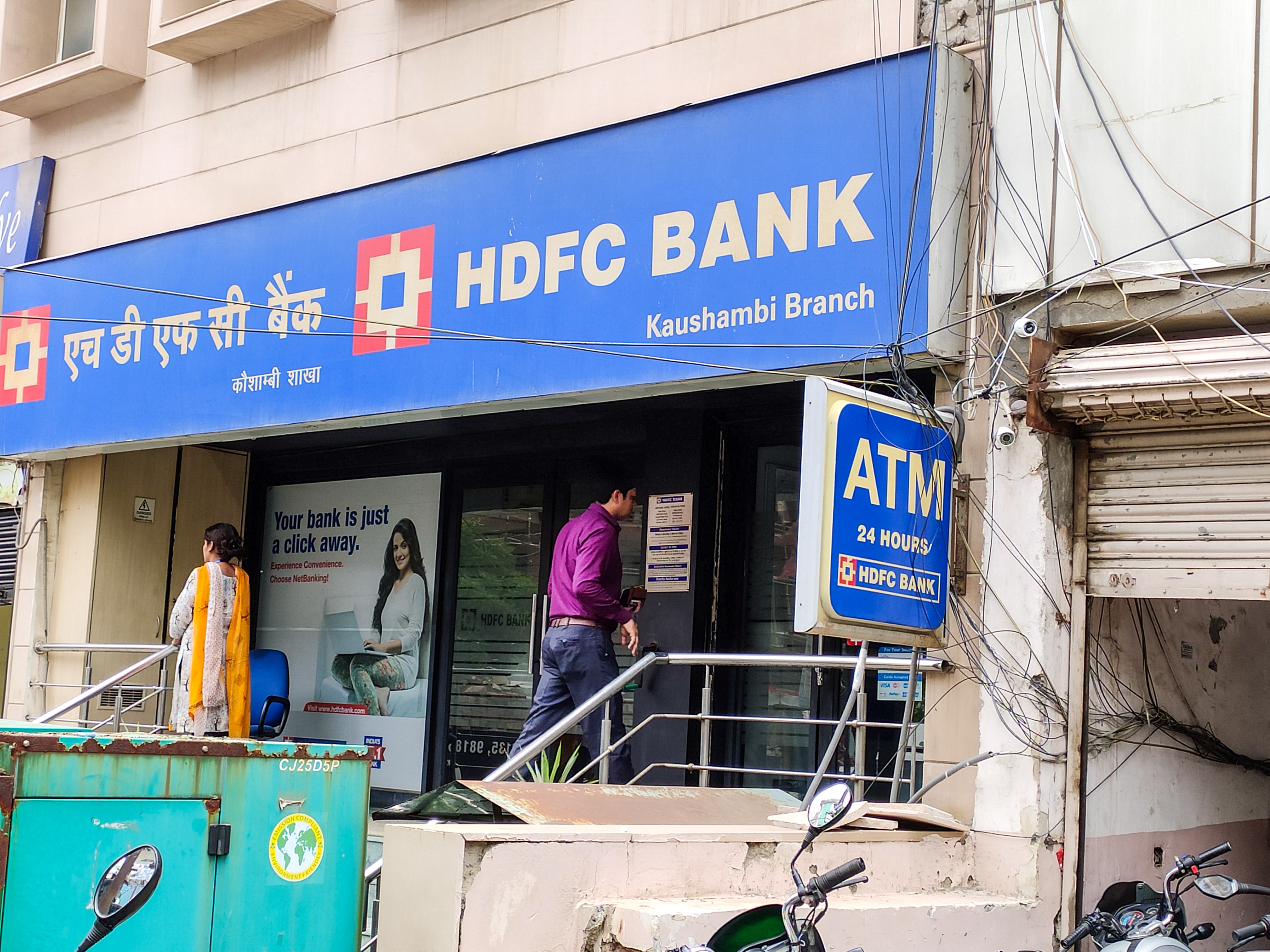  ,[object Object], HDFC வங்கியானது ரூ.2 கோடிக்கும் குறைவான டெர்ம் டெபாசிட்டுகளுக்கு 3 முதல் 7.1% வரை வட்டி வழங்குகிறது. 7 நாட்கள் முதல் 5 ஆண்டுகள் வரையிலான முதிர்வு கால திட்டங்களில் மூத்த குடிமக்களுக்கு ஆண்டுக்கு 0.50% கூடுதல் வட்டி விகிதம் வழங்கப்படுகிறது. 5 ஆண்டுகளுக்கு மேல் மற்றும் 10 ஆண்டுகளுக்குள்ளான முதிர்வு காலத்தை கொண்ட FD-யில் முதலீடு செய்யும் மூத்த குடிமக்கள் ஆண்டுக்கு 0.75% கூடுதல் வட்டி விகிதம் கிடைக்கும். ஆனால் வெளிநாடு வாழ் இந்தியர்களாக இருக்கும் மூத்த குடிமக்களுக்கு இது பொருந்தாது.