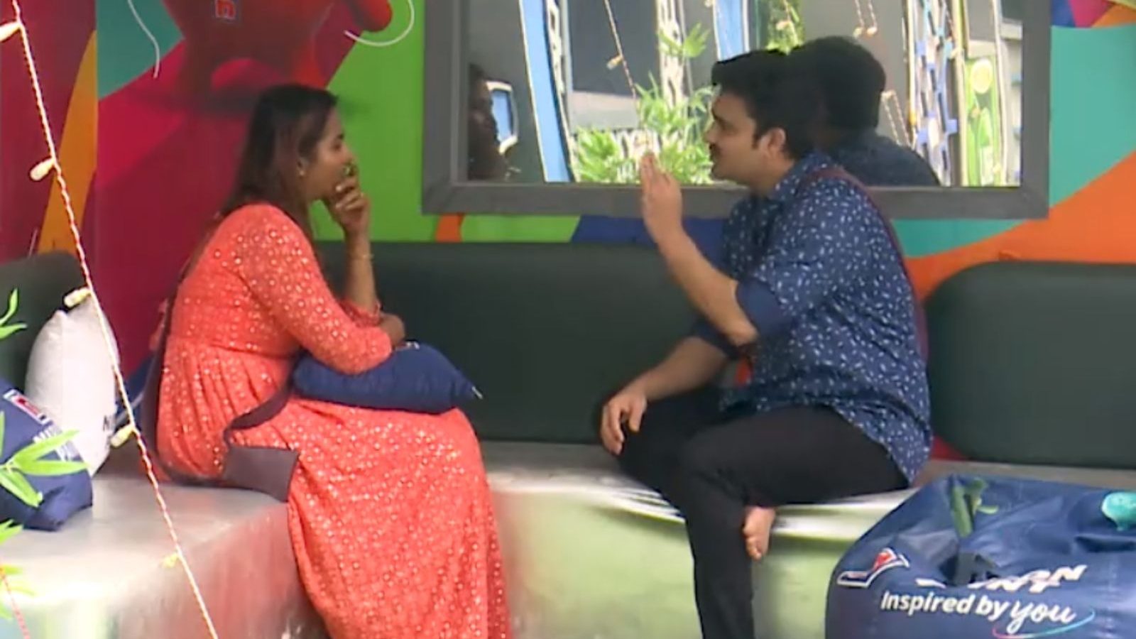 இந்த பிக்பாஸ் ஷோக்கு நீ லாயிக்கு இல்ல... மைனாவை திட்டும் கணவர் யோகி!