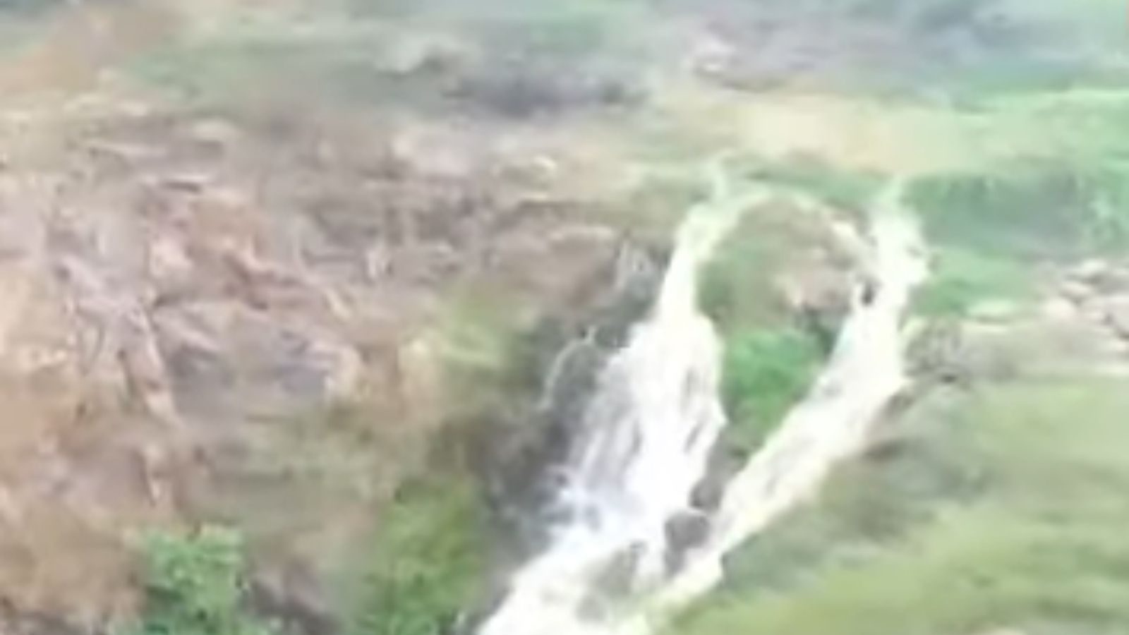 ஆர்ப்பரித்து கொட்டுதே.. சென்னையில் திடீர் அருவி.. அதிகாரிகளின் யோசனையால் மக்கள் மகிழ்ச்சி!