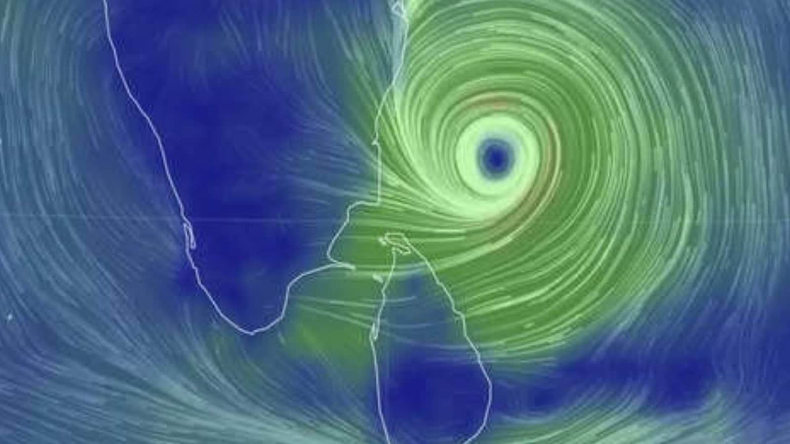 Storm Mantus has started to cross the coast.. When will the eye area cross.. Full details!