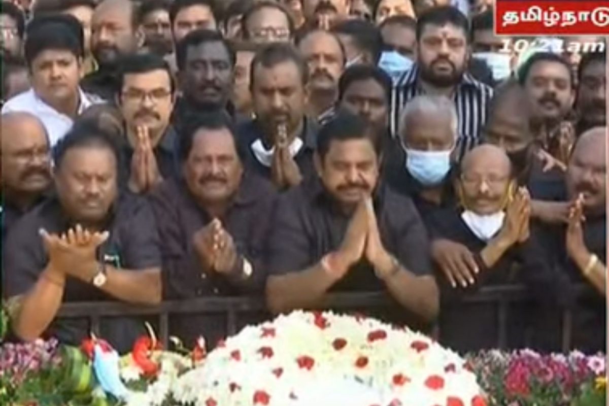 எம்.ஜி.ஆர். நினைவு தினம்.. எடப்பாடி பழனிசாமி மரியாதை!
