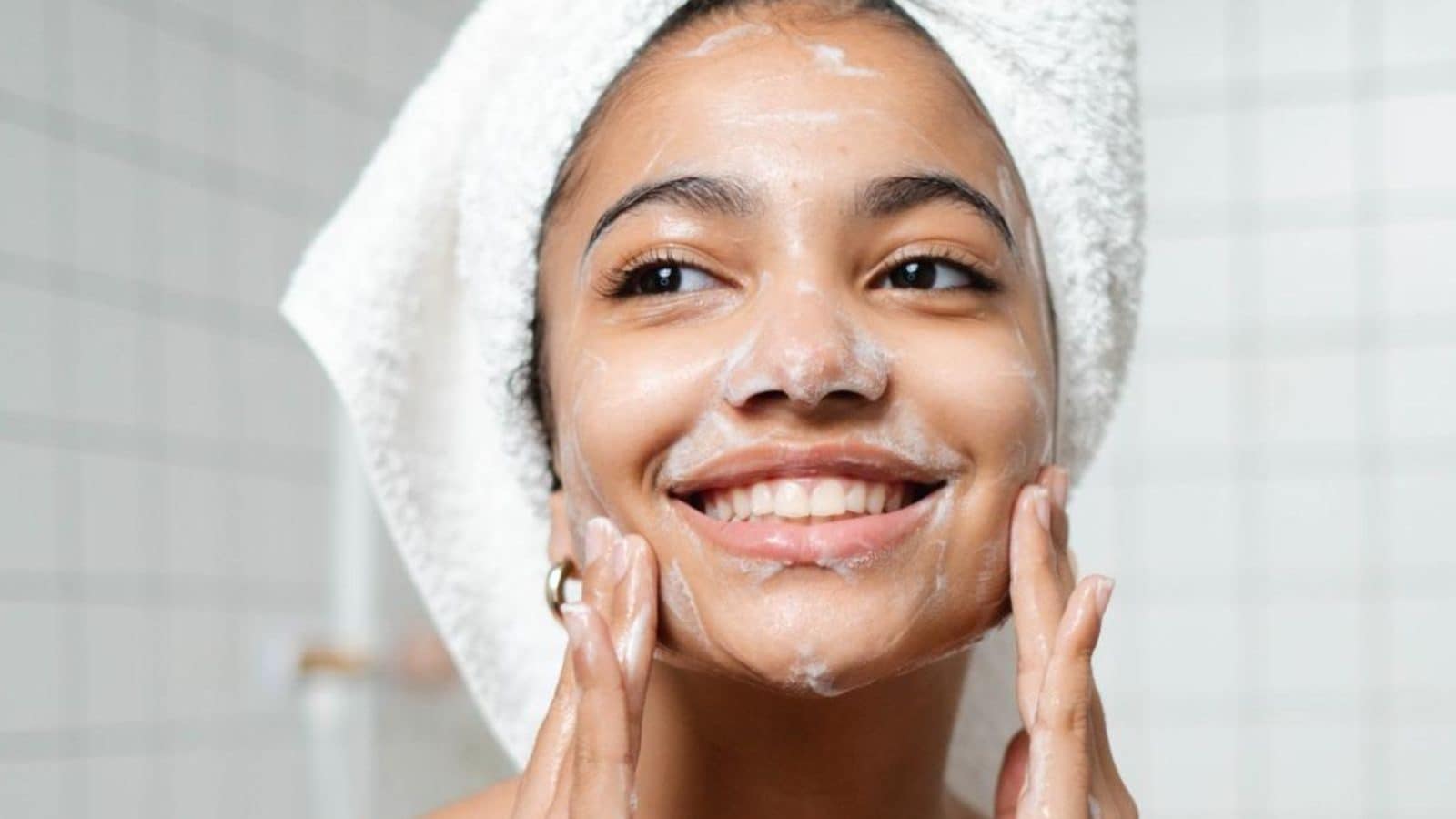 நீங்கள் சரியான முறையில்தான் ஃபேஸ் வாஷ் பயன்படுத்துறீங்களா..? இந்த தவறுகளை செய்யாதீங்க..!