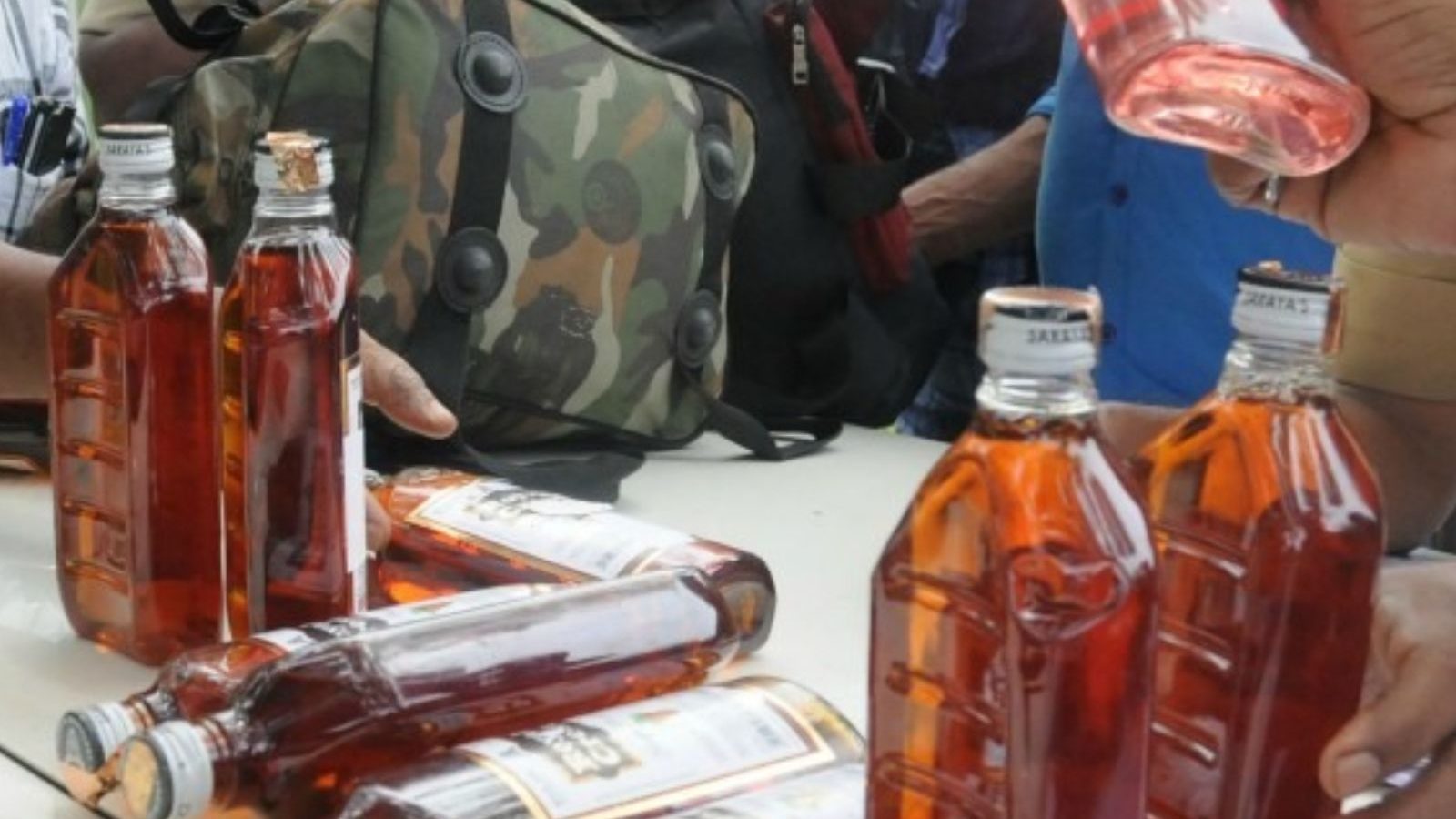 கொத்துகொத்தாக உயிரிழப்பு.. கள்ளச்சாராயத்தால் இதுவரை 50 பேர் பலி.. பீகாரில் பெரும் சோகம்!