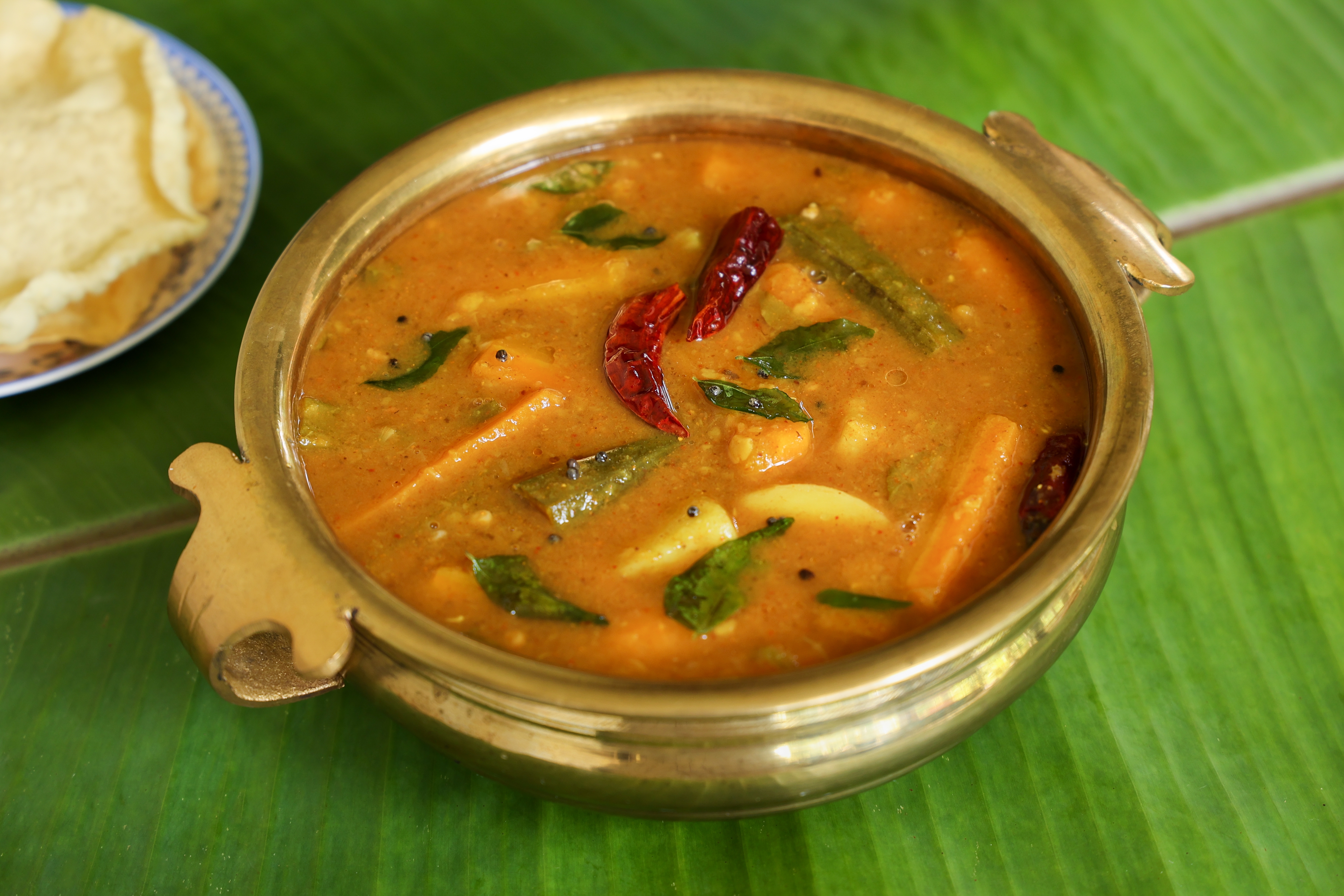  வெந்தயக் குழம்புக்கு வெந்தயத்தைத் தாளிக்காமல், வெறும் வாணலியில் நன்றாக வறுத்துப் பொடி செய்து தூவினால், குழம்பு மணமாக இருக்கும்.