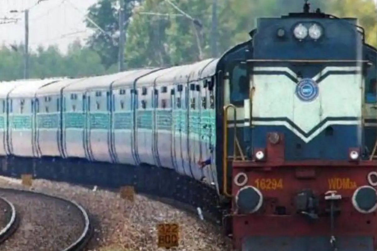 ரயில் பயணிகளுக்கு ரூ.10 லட்சம் வரையிலான இன்ஷூரன்ஸ் கவரேஜ்.!
