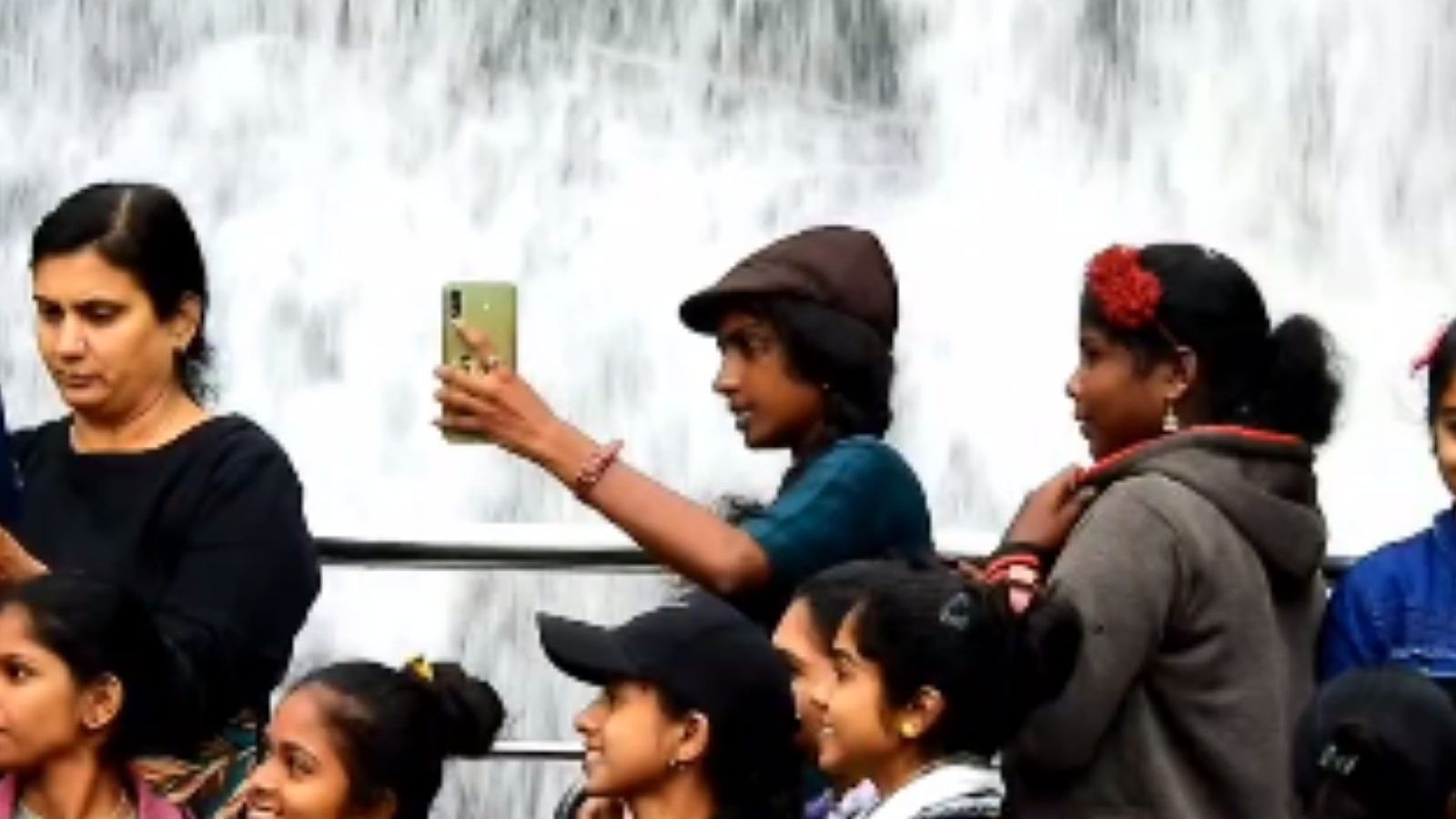 கொடைக்கானலில் குவிந்த சுற்றுலா பயணிகள்... செல்பி எடுத்து உற்சாகம்!