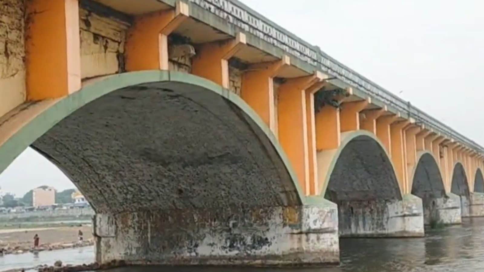 மதுரை ஏவி பாலத்துக்கு வயது 137.. இனிப்பு வழங்கி கொண்டாடிய மக்கள்..