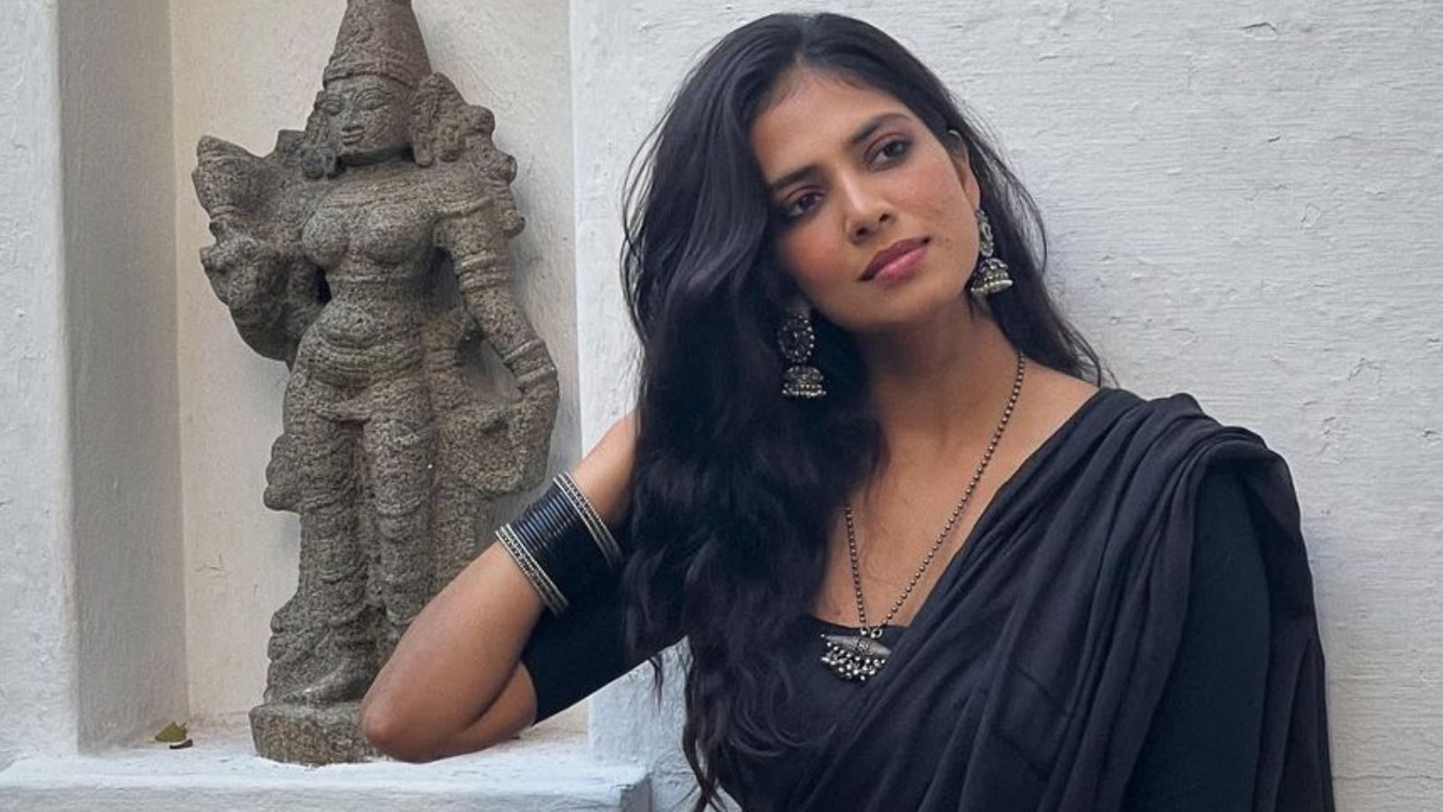 கருப்பு நிற காட்டன் சாரியில் மாளவிகா மோகனன்..! வேற லெவல் க்ளிக்ஸ்..