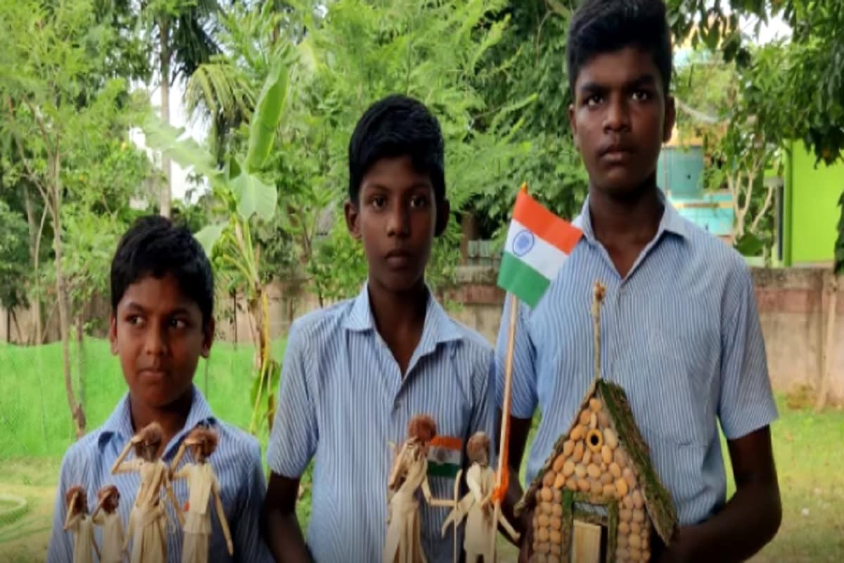  இந்தக் கலை முயற்சிக்குப் பின்னணியில் உந்து சக்தியாக இருப்பவர் பள்ளியின் ஓவிய ஆசிரியர் உமாபதி. அவரது பயிற்சியில் ஏற்கனவே மாணவர்கள் கிராமங்களில் கிடைக்கக்கூடிய பொருட்களான சோளம், இலை, தென்னை, குறும்பு, மூங்கில், மர பட்டைகள் கொண்டு "வீடு தோறும் தேசியக்கொடி ஏற்றுவோம்" என்ற விழிப்புணர்வு பொம்மையை வடிவமைத்தனர்.