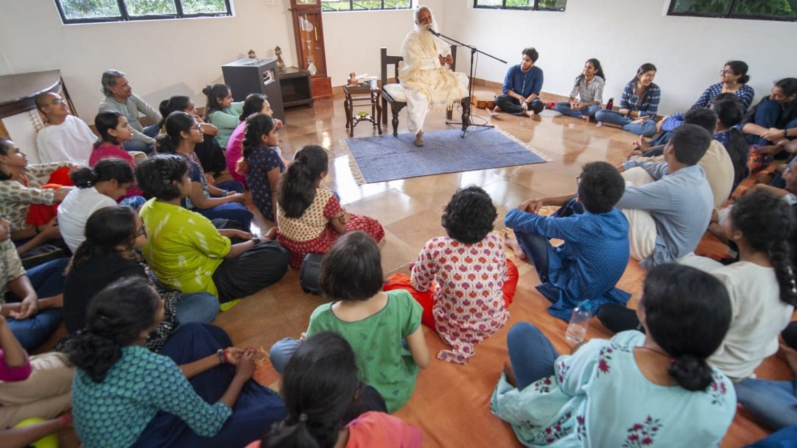 இளைஞர்களை வழி நடத்துவது யார் பொறுப்பு..? சத்குரு விளக்கம்..!