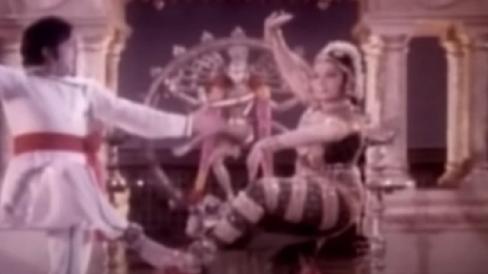 ரசிகர்களை மகிழ்வித்த சிவாஜி, ஜெயலலிதாவின் மயில் நடனம்!