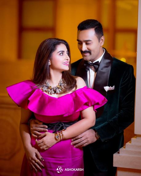  இந்த தம்பதியினருக்கு அழகான ஒரு ஆண் மற்றும் பெண் குழந்தைகள் உள்ளனர். அவ்வப்போது தனது குடும்பத்தினருடன் எடுத்துக்கொண்ட புகைப்படங்களை தனது சமூக வலைத்தளத்தில் ஷேர் செய்வார் சினேகா.