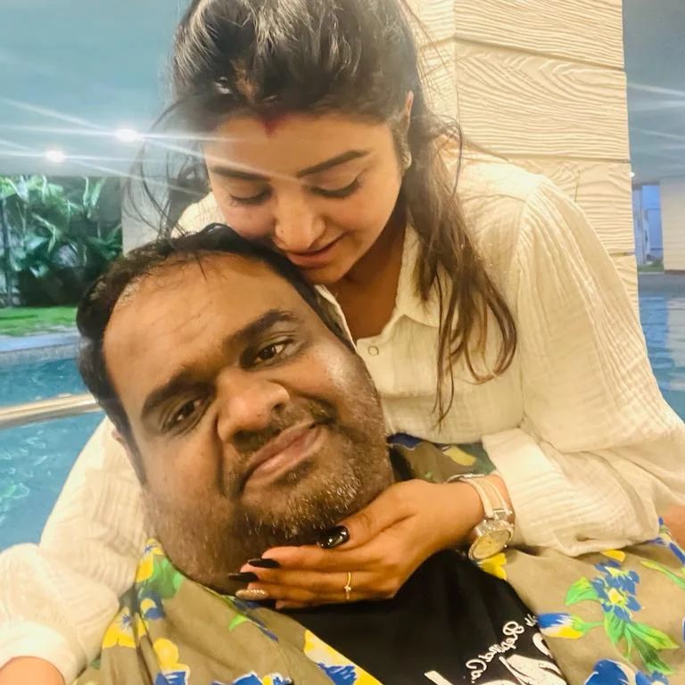  காதலர் தினத்தை முன்னிட்டு சீரியல் நடிகை மகாலட்சுமியின் கணவர் ரவீந்தர் தனது இன்ஸ்டாகிராமில் உருக்கமான காதல் பதிவு ஒன்றை பகிர்ந்துள்ளார்.