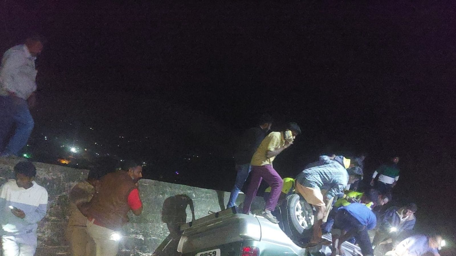 Car overturns on Theni Kumuli hill road accident.. Ayyappa devotees 8 killed – News18 Tamil
