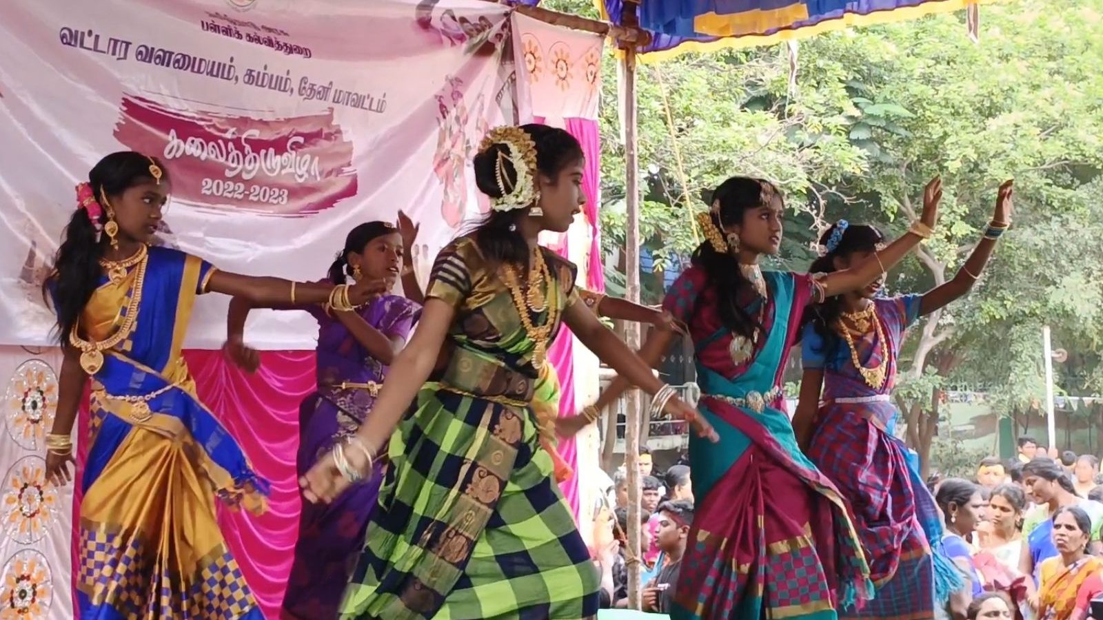 தேனியில் வட்டார அளவிலான கலை நிகழ்ச்சிகள்... நடனத்தில் அசத்திய அரசு பள்ளி மாணவர்கள்