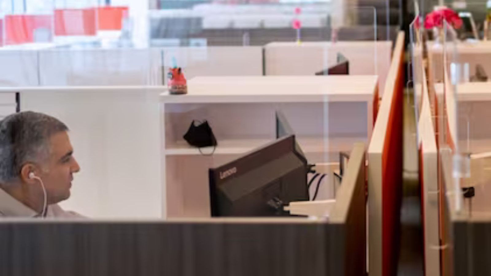 1 கோடி சம்பளம் ஆனால் வேலையே இல்லையாம்..! அந்த ஊழியர் என்ன செய்தார் பாருங்கள்..!