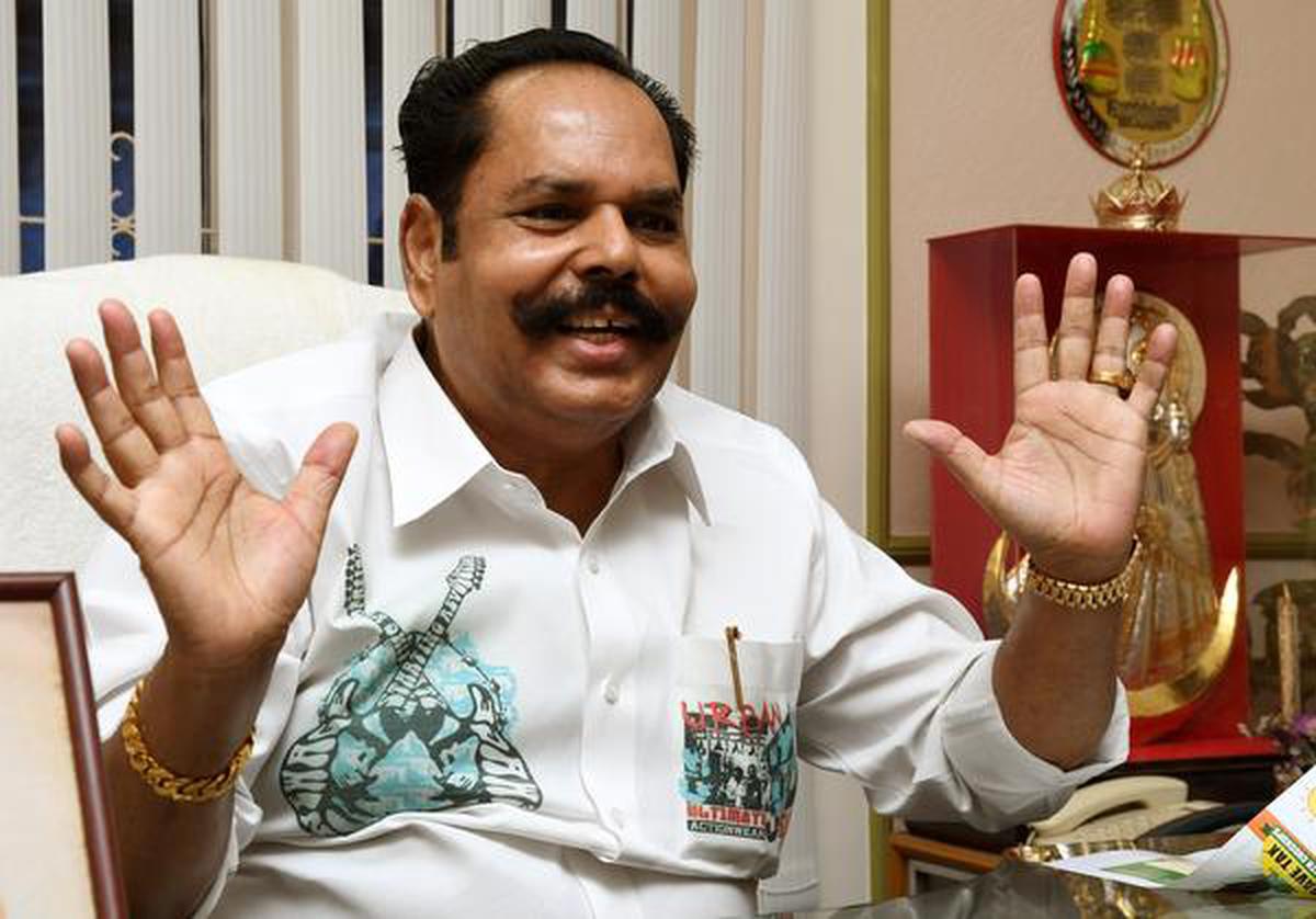  இதையடுத்து அதே சரத்குமாரை வைத்து, பவித்ரன் இயக்கத்தில் அடுத்தப் படத்தை அறிவித்தார் கே.டி.குஞ்சுமோன். பவித்ரன் தனது சொந்தப் பட வேலைகளில் கவனம் செலுத்தியதால் கருத்து வேறுபாடு ஏற்பட்டு இருவரும் பிரிந்தனர். பவித்ரன் சரத்குமாரை வைத்து ஐ லவ் இந்தியாவை எடுக்க, கே.டி.குஞ்சுமோன் சூரியனில் பவித்ரனின் உதவி இயக்குனராக இருந்த ஷங்கரை வைத்து ஜென்டில்மேனை தயாரித்தார். ஐ லவ் இந்தியா தோல்வியை தழுவ, ஜென்டில்மேன் மாபெரும் வெற்றிப் படமானது. பிரபுதேவா இதிலும் ஒரு பாடலுக்கு ஆடி தமிழகத்தை தனது ஆட்டத்திற்கு தலையசைக்க வைத்தார்.
