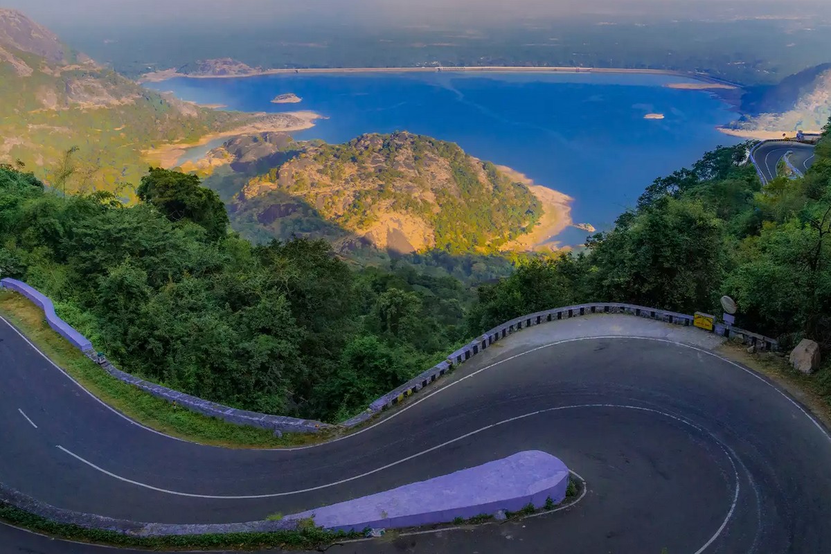  கோவை மாவட்டம் ஆழியாறு பகுதியில், வளைந்து நெளிந்து செல்லும் அழகிய மலைப்பாதையும் கொண்டை ஊசி வளைவுகளும் என கண் கொள்ளக் காட்சிகளை ரசித்துக்கொண்டே செல்வது பேரானந்தத்தை தரும்.